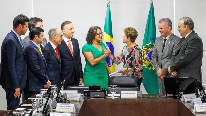 Dilma recebe manifesto anti-impechment preparado por políticos aliados. Foto/Reprodução