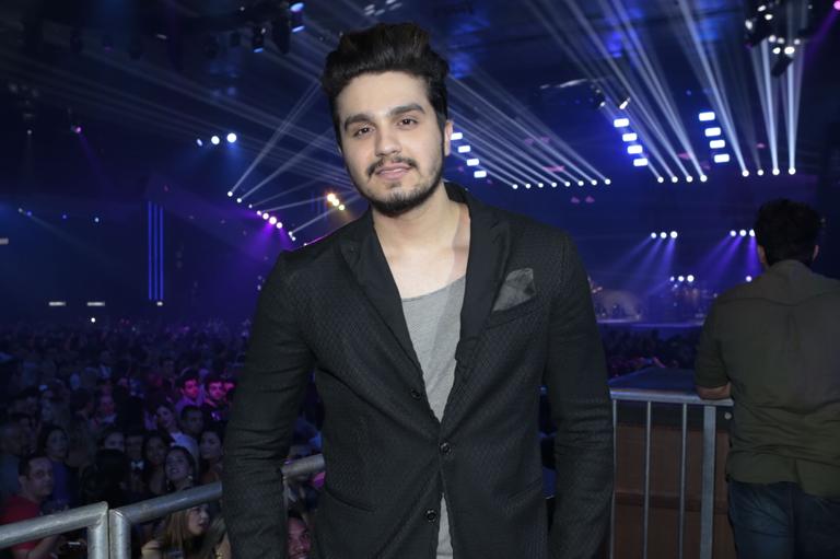 img-696461-luan-santana-curte-show-agarradinho-com-jade-magalhaes20151001071443696063