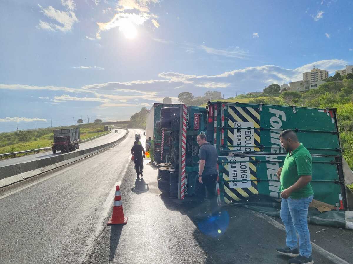 Carreta Carregada Tomba Na Rodovia Do Contorno Depois Da Descida Do Hc