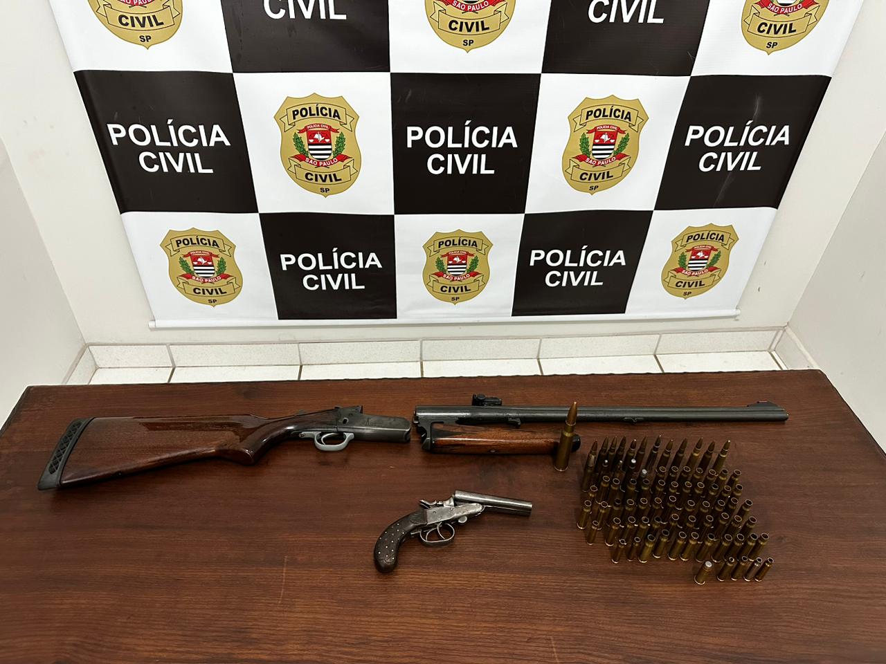 Homem Preso Armas E Muni Es De Fuzil Em Im Vel Na Regi O Oeste