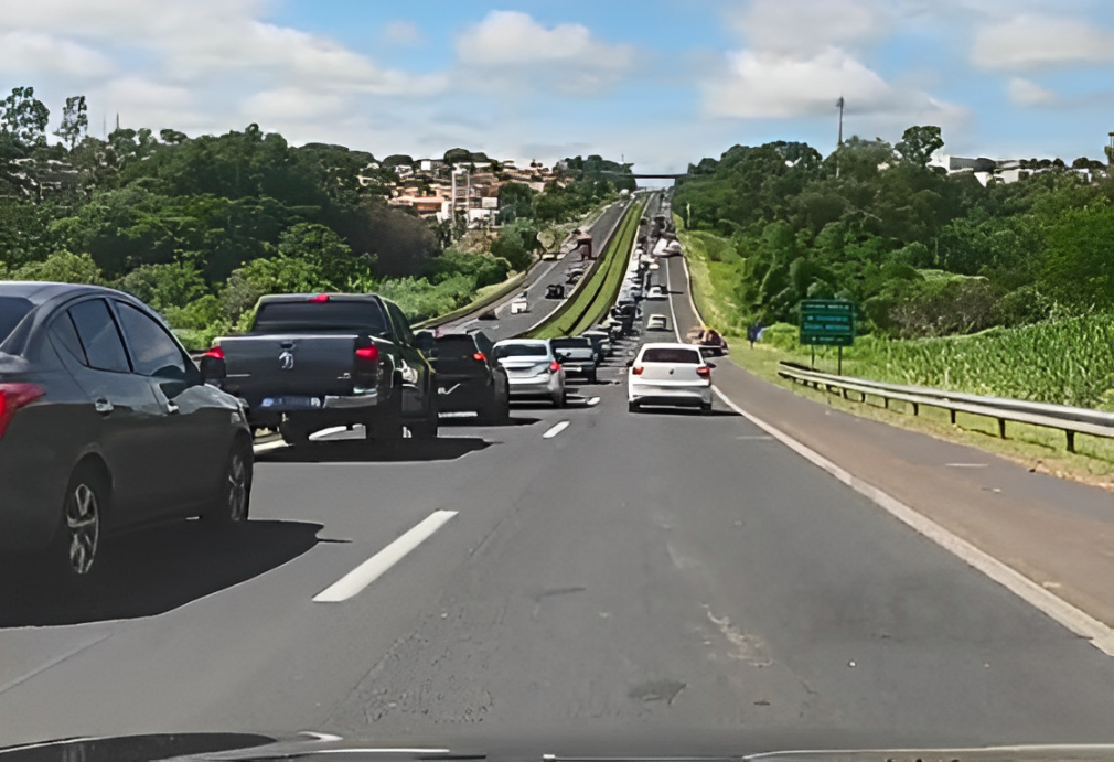 Pedestre é atropelado por caminhão no Contorno e trânsito tem