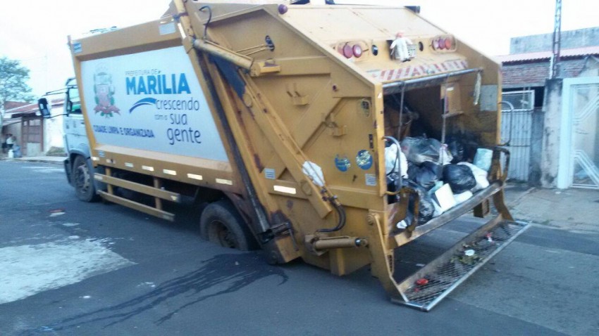 Caminhão de lixo afunda e fica preso em buraco na zona oeste