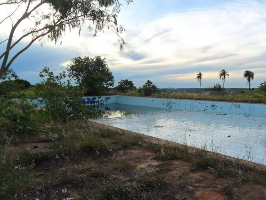 Poliesportivo abandonado na zona oeste causa indignação