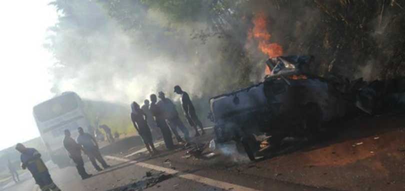 Homem morre carbonizado em acidente com ônibus de Marília