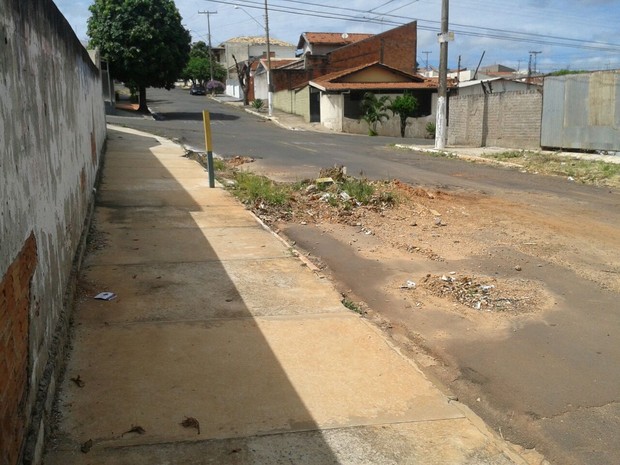 Buraco em frente a ponto de ônibus incomoda moradores