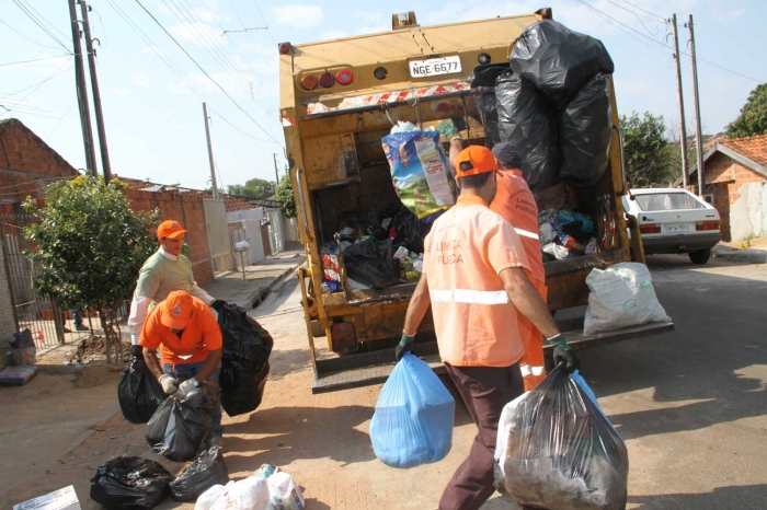 Prefeitura corre para normalizar coleta de lixo na cidade