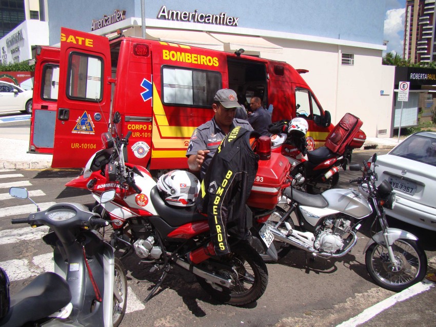 Mulher fica ferida após acidente entre motos na Rio Branco