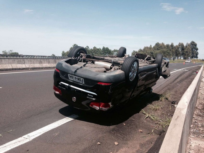 Carro capota na região com família a bordo