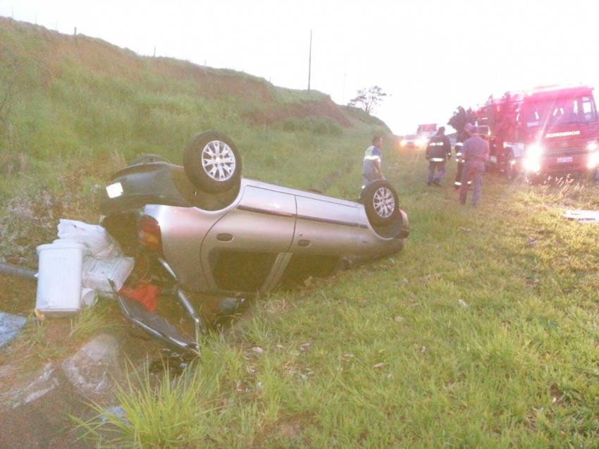 Mulher capota carro em acidente na Rodovia SP-294