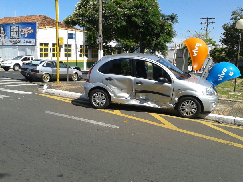 Semáforo quebrado causa acidente na Santo Antônio