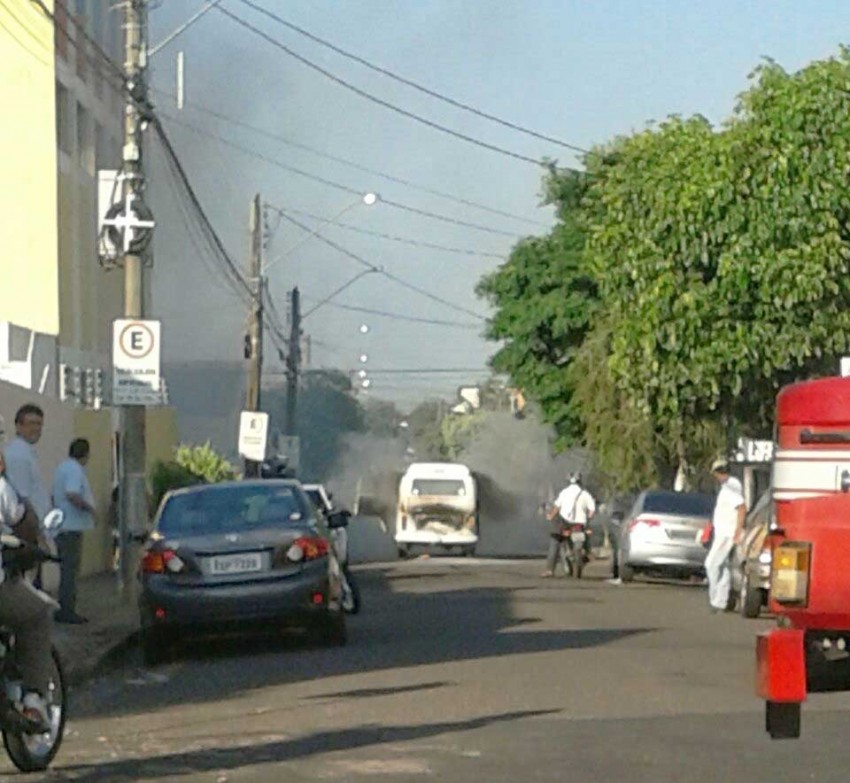 Perua da Prefeitura pega fogo na zona norte