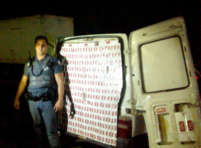 Polícia apreende furgão lotado de cigarro contrabandeado