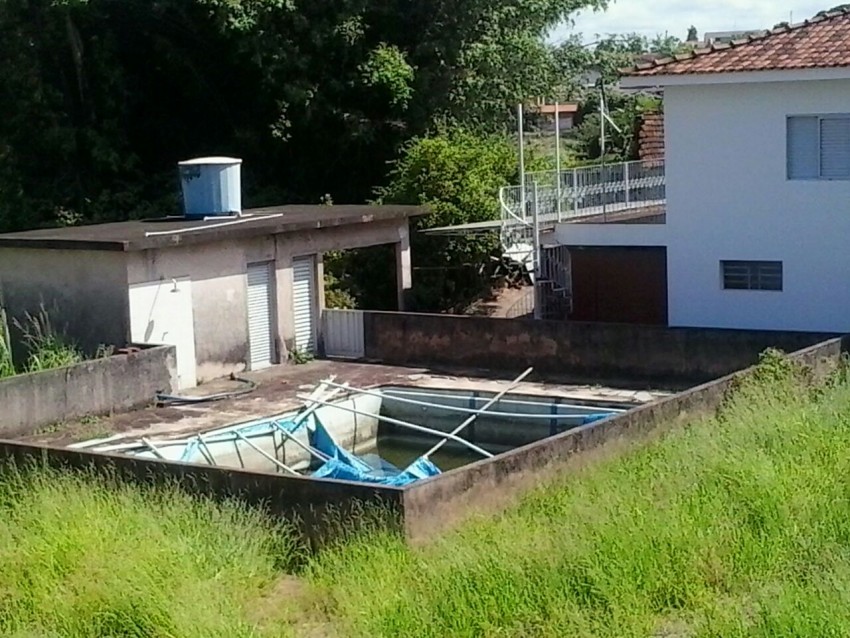 Epidemia de dengue: leitor denuncia piscina abandonada