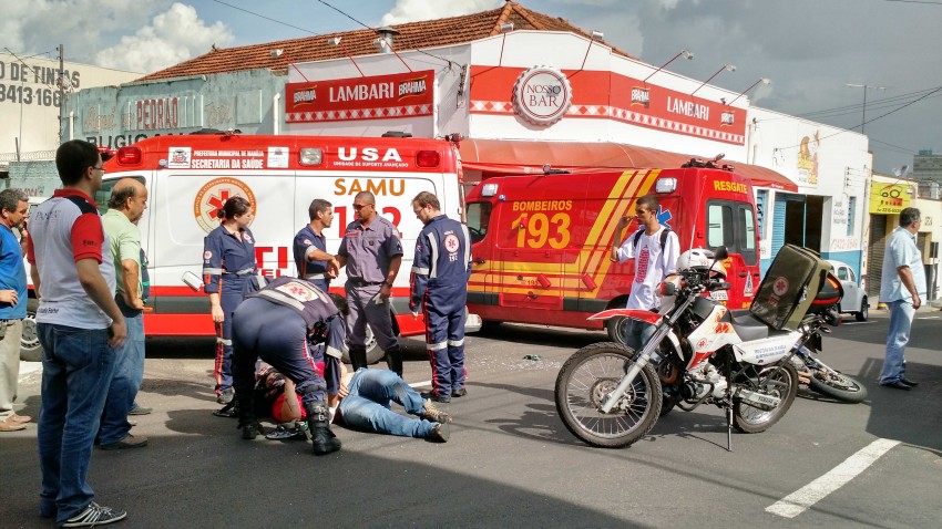 Rapaz fratura braço em acidente de moto na Rua São Luiz