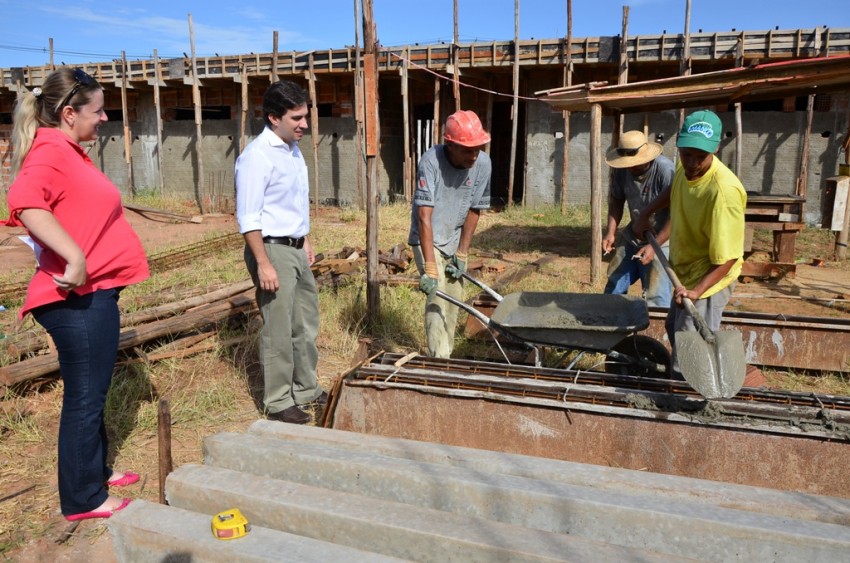 Prefeito vistoria construção de escola do Jardim Califórnia