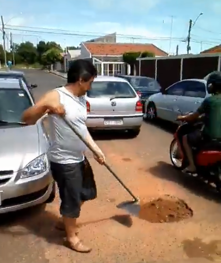 Vídeo de vereador tampando buraco com terra causa polêmica