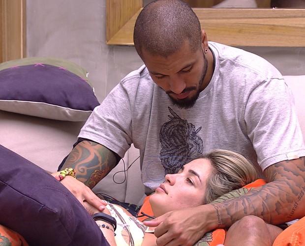 Aline e Fernando protagonizam cena de sexo no BBB 15