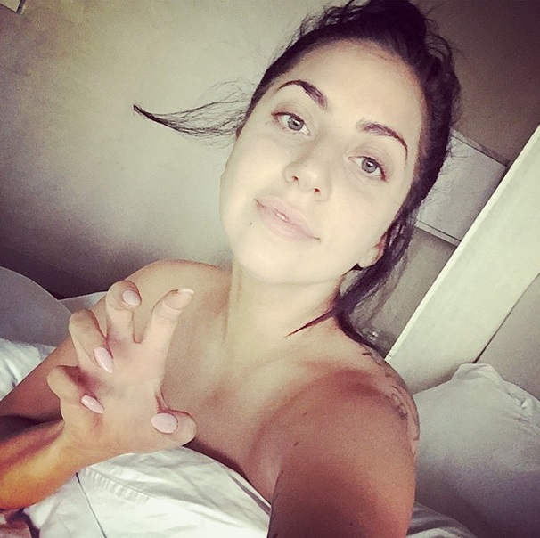 Sem maquiagem, Lady Gaga aparece irreconhecível em foto