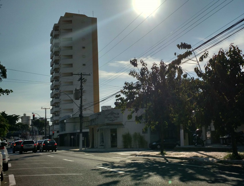 Massa de ar quente seca causa forte calor em Marília