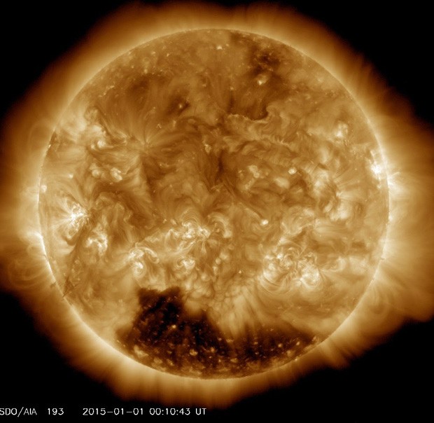 Sol começa o ano com enorme ‘buraco’ perto do sul do astro