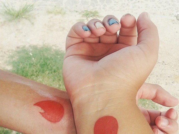 Após se conhecer pelo Tinder, casal faz tatuagem do aplicativo