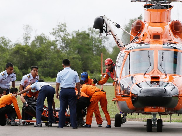 AirAsia: sobe o número de corpos retirados do mar