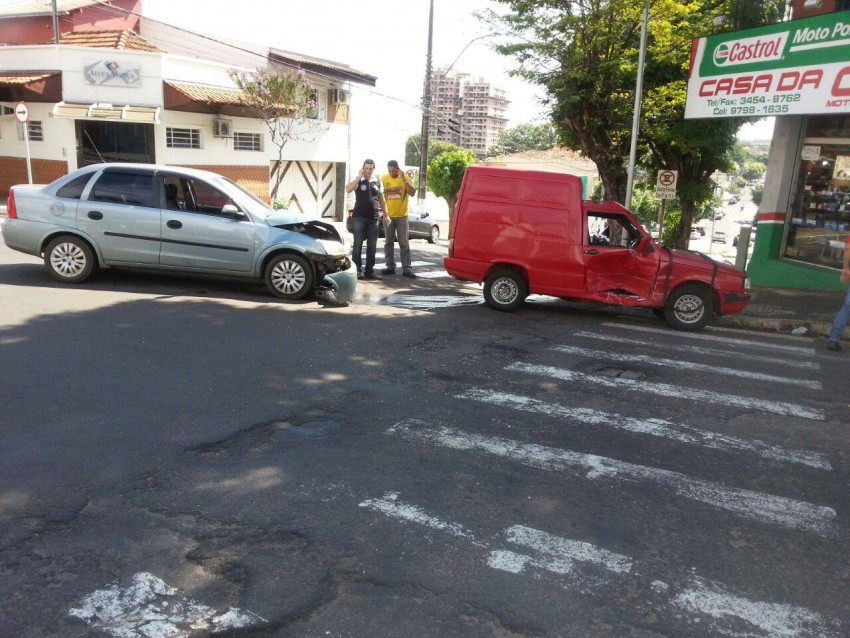 Carros colidem na Avenida República em Marília