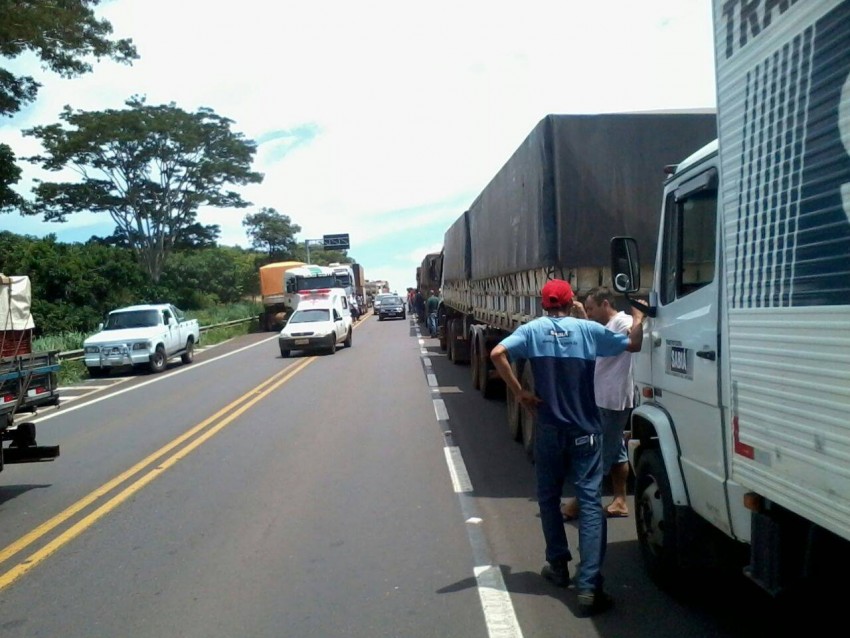 Caminhoneiros aderem à greve na região e interditam rodovia