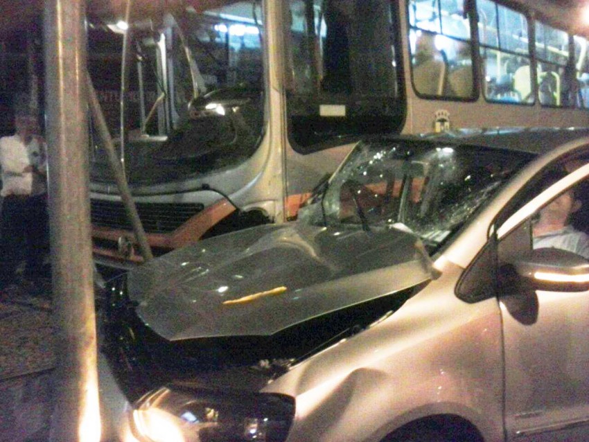 Homem fica ferido em acidente entre carro e ônibus