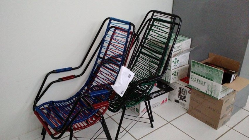 Dupla é presa por furtar cadeiras de residência