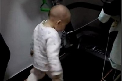 Pai obriga filho de 1 ano a correr na esteira