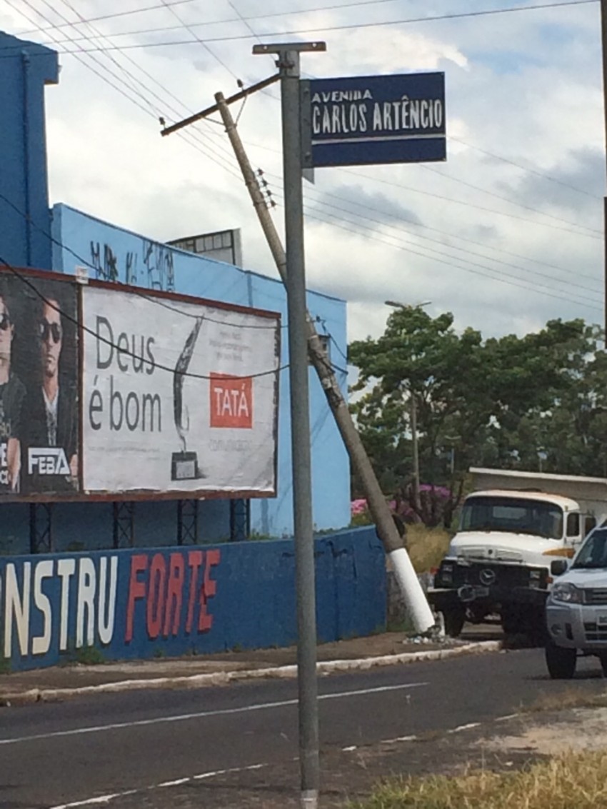 Caminhão provoca acidente e derruba poste na João Ramalho