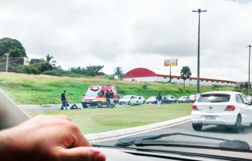 Acidente entre carro e moto deixa homem ferido na zona norte