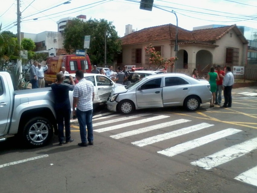 Dois carros se envolvem em colisão na Avenida Rio Branco