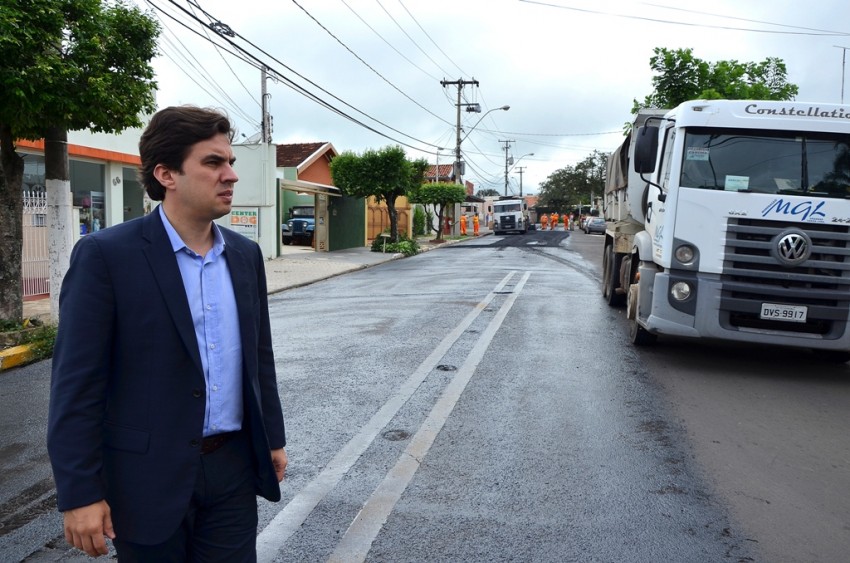 Prefeito vistoria recapeamento da Avenida Salgado Filho