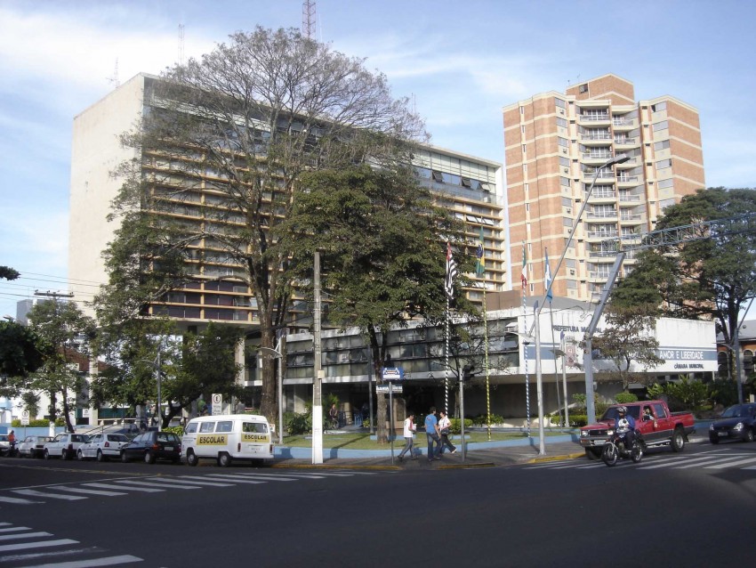 Prefeitura faz contrato de R$ 80 mil com engenheira aposentada