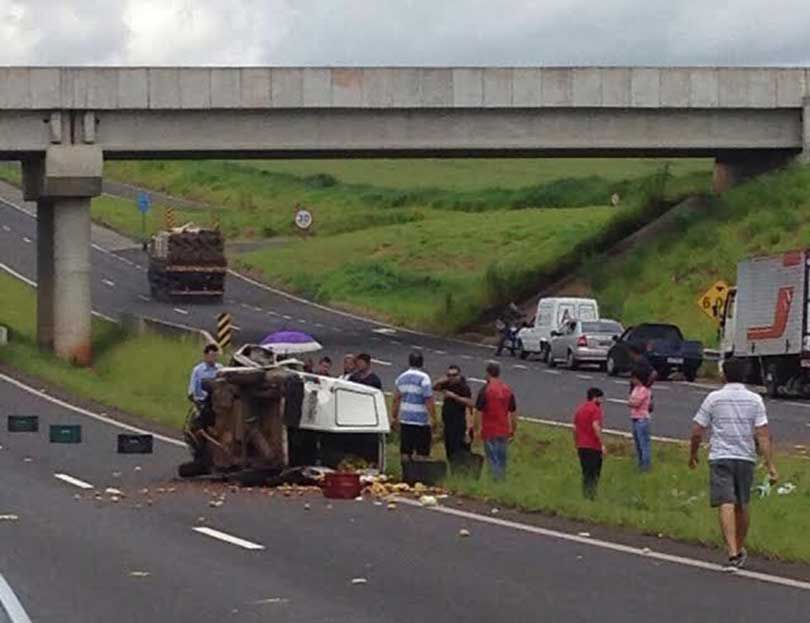 Carro capota na Rodovia SP-294 e deixa vítima em estado grave