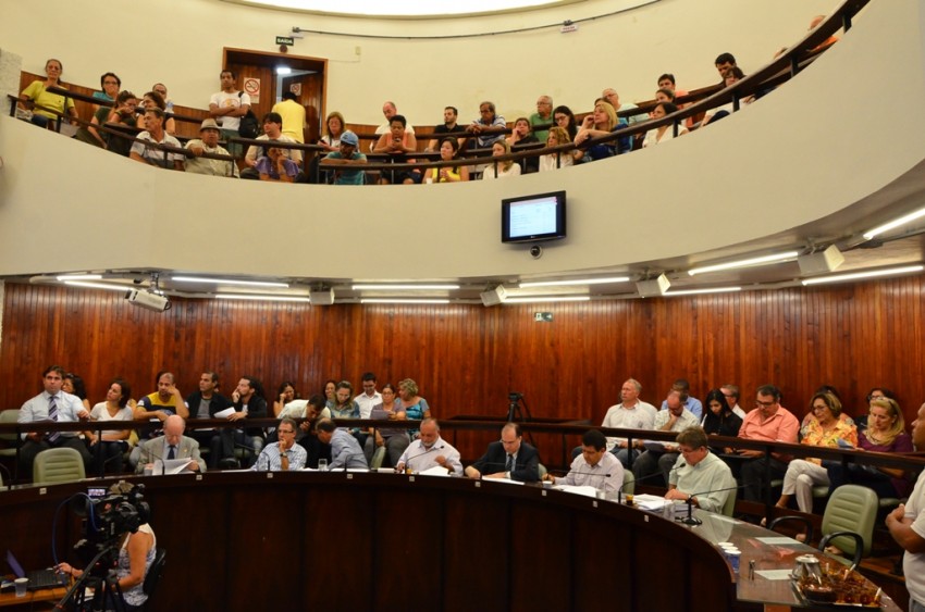 Audiência pública tem protesto por ações contra a dengue