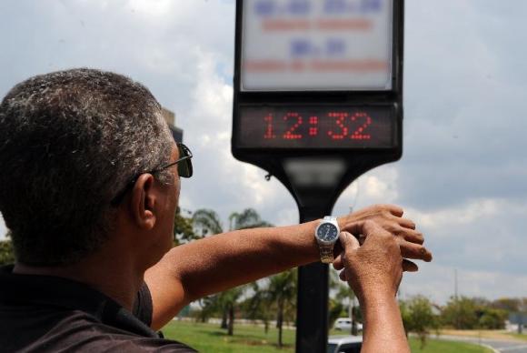 Horário de verão termina à meia-noite deste sábado