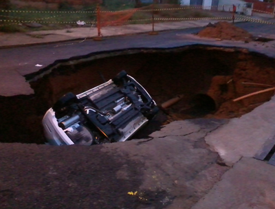 Carro é “engolido” por buraco gigantesco em Rio Preto