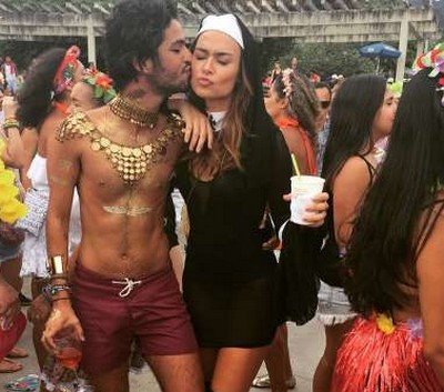 Thaila Ayala se veste de freira sexy em bloco de carnaval