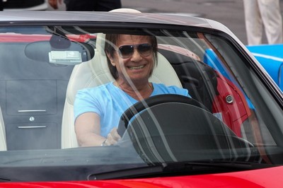 Roberto Carlos chega de carro conversível em porto de SP