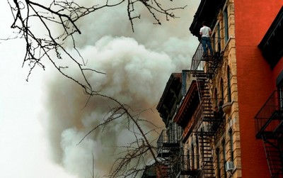 Explosão e incêndio atingem edifício em Nova York