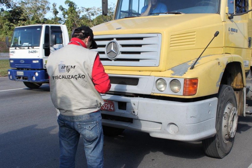 IPEM autua motoristas durante fiscalização em Marília