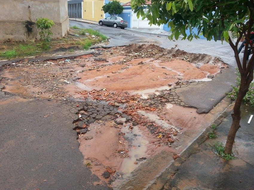 Moradores reclamam de rua intransitável no Jardim Eldorado