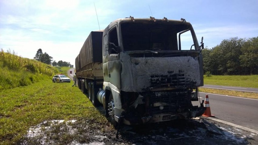 Incêndio destrói cabine de carreta na Rodovia SP-294