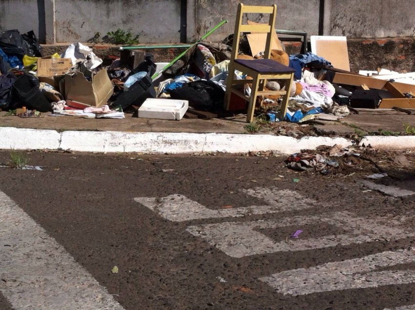 Entulhos continuam nas calçadas e população se revolta