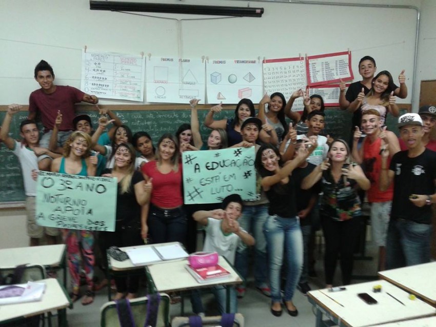 Grupo protesta contra educação em Marília