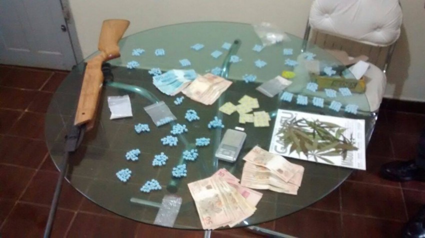 PM desarticula ponto de venda de drogas sintéticas em Marília