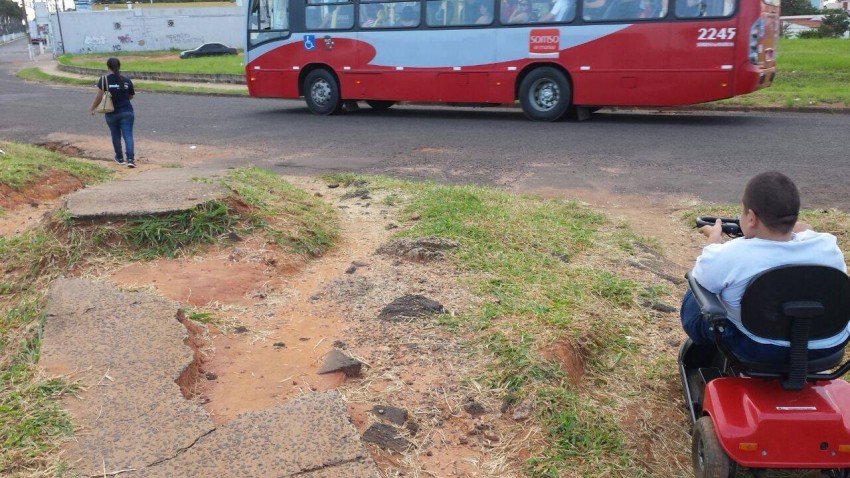 Calçadas com falhas prejudicam cadeirantes em Marília